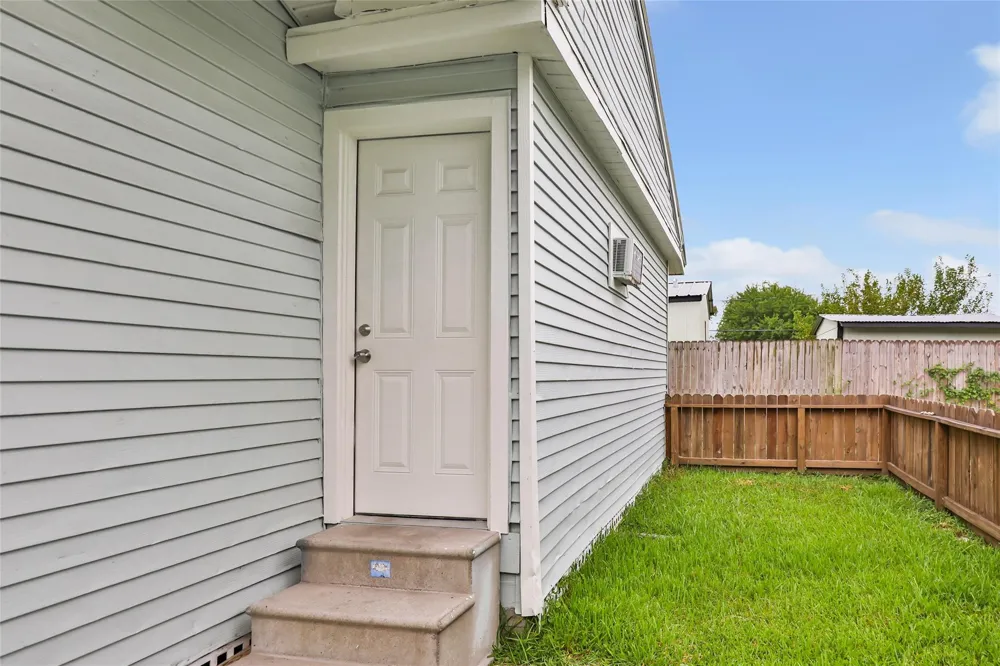 202 N 3rd Street Highlands, TX 77562