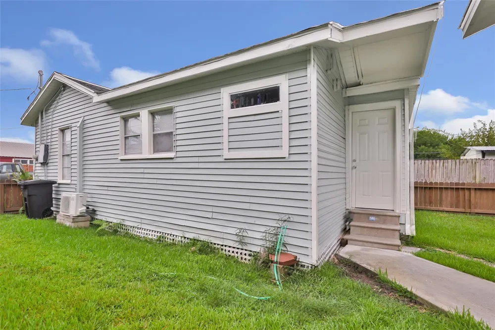 202 N 3rd Street Highlands, TX 77562