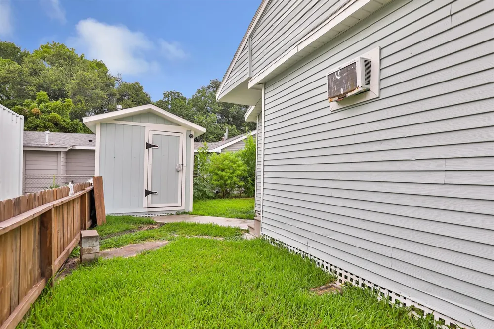202 N 3rd Street Highlands, TX 77562