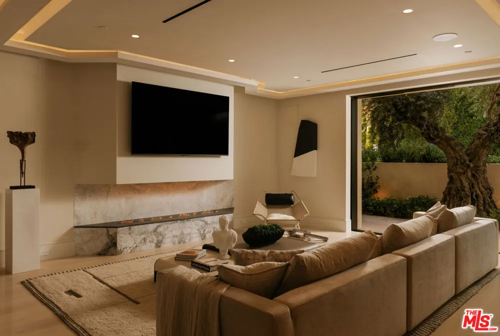 721 Bonhill Road Los Angeles, CA 90049