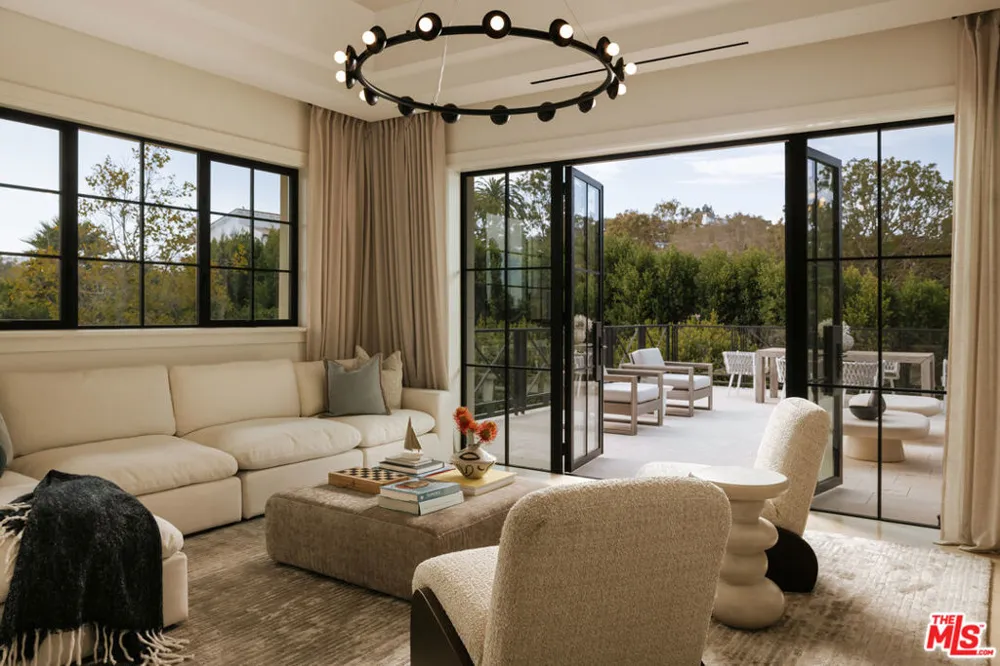 721 Bonhill Road Los Angeles, CA 90049