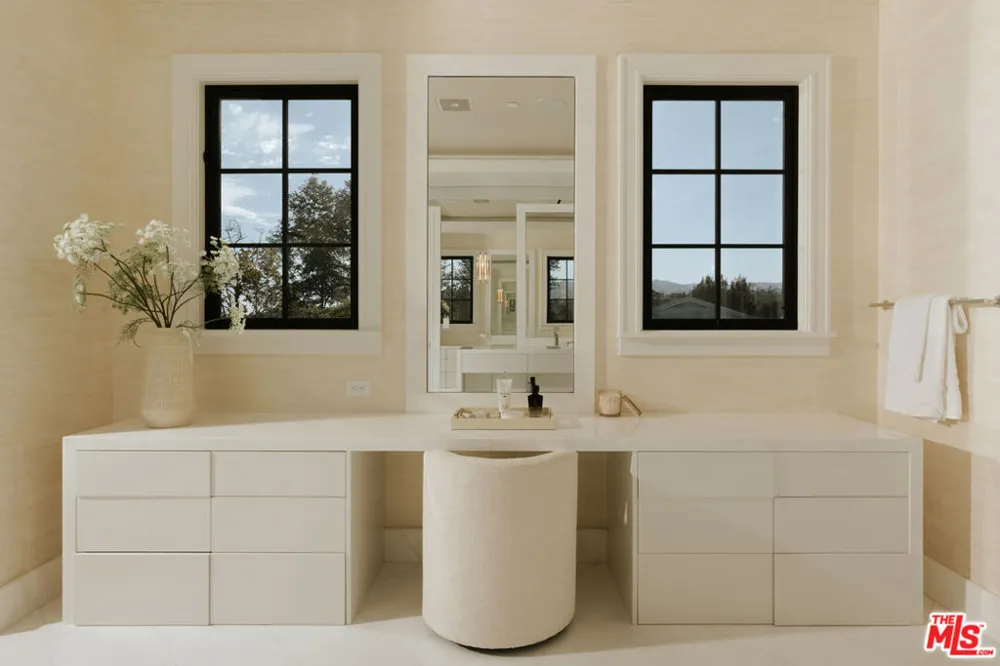 721 Bonhill Road Los Angeles, CA 90049