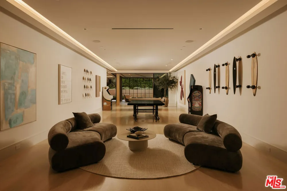 721 Bonhill Road Los Angeles, CA 90049