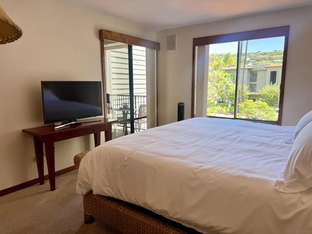 8110 El Paseo Grande #206 La Jolla, CA 92037