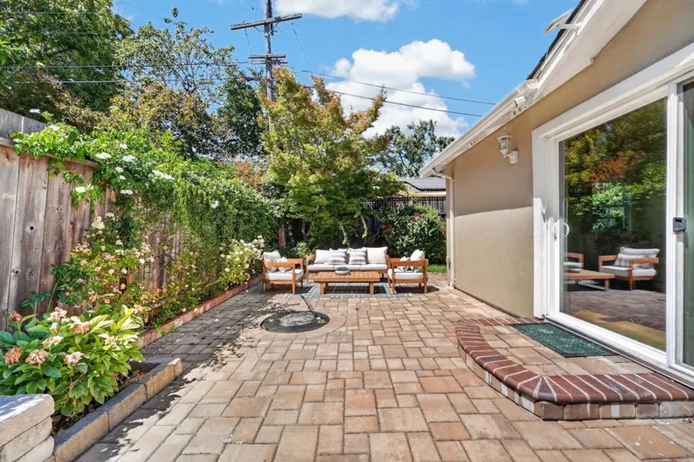 3050 Hastings Avenue Redwood City, CA 94061