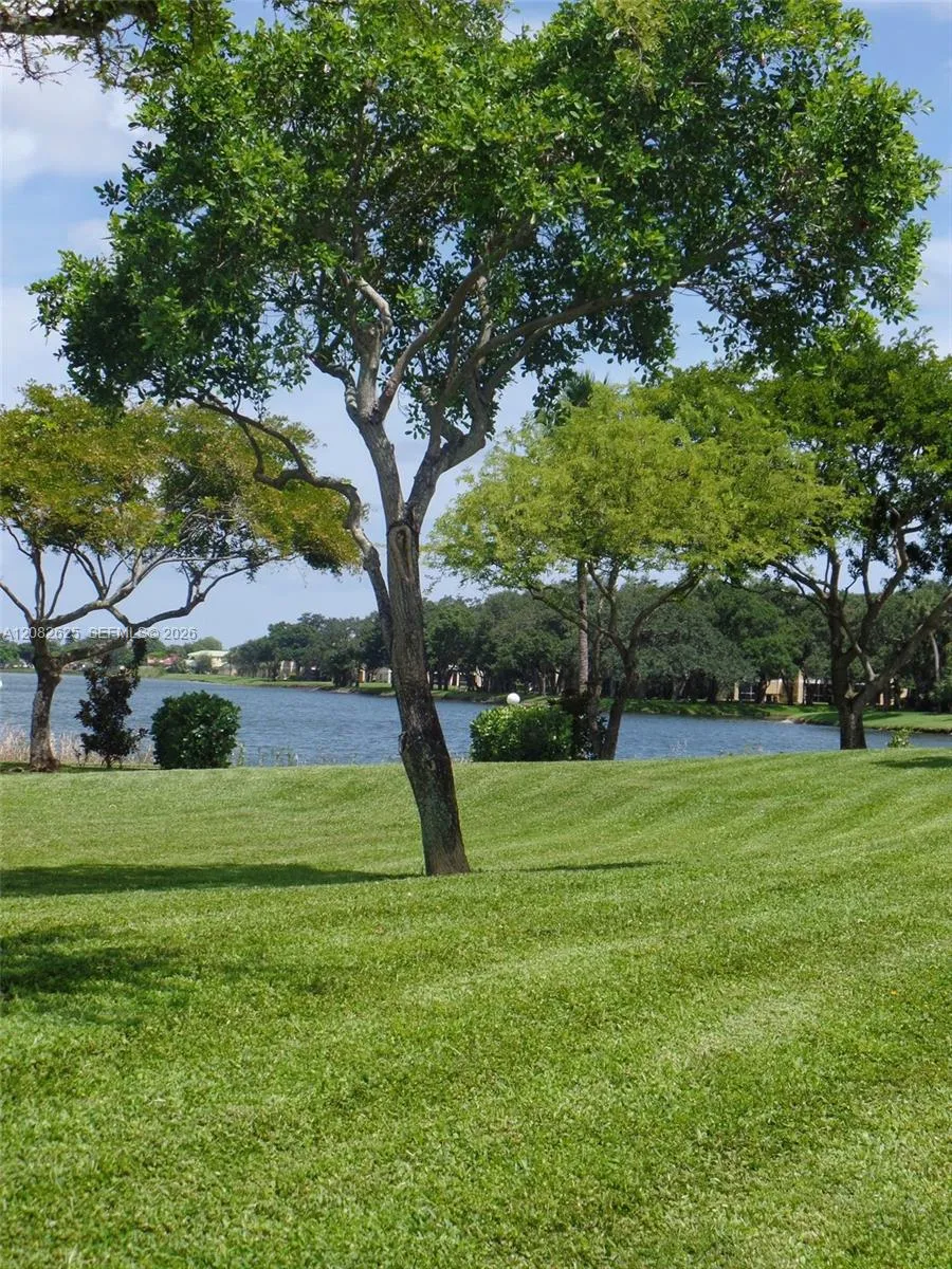 2881 Oakland Forest Dr #206 Oakland Park, FL 33309