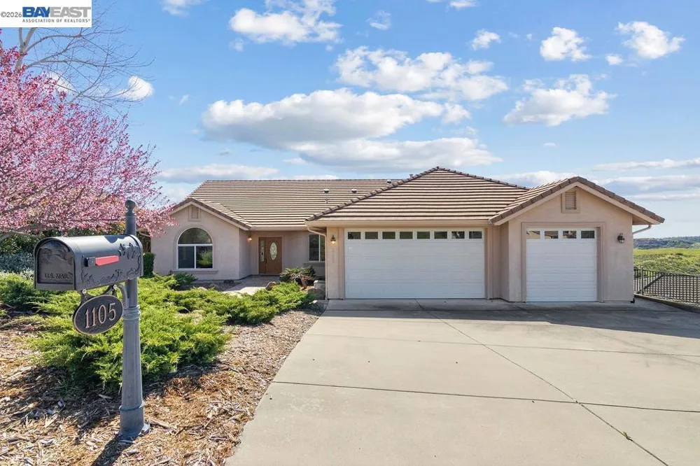 1105 Paradise Peak Rd Valley Springs, CA 95252
