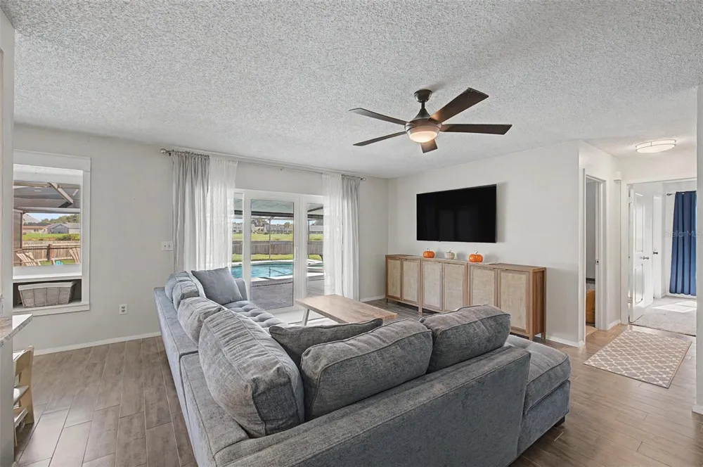 1917 REDBRIDGE DRIVE Brandon, FL 33511