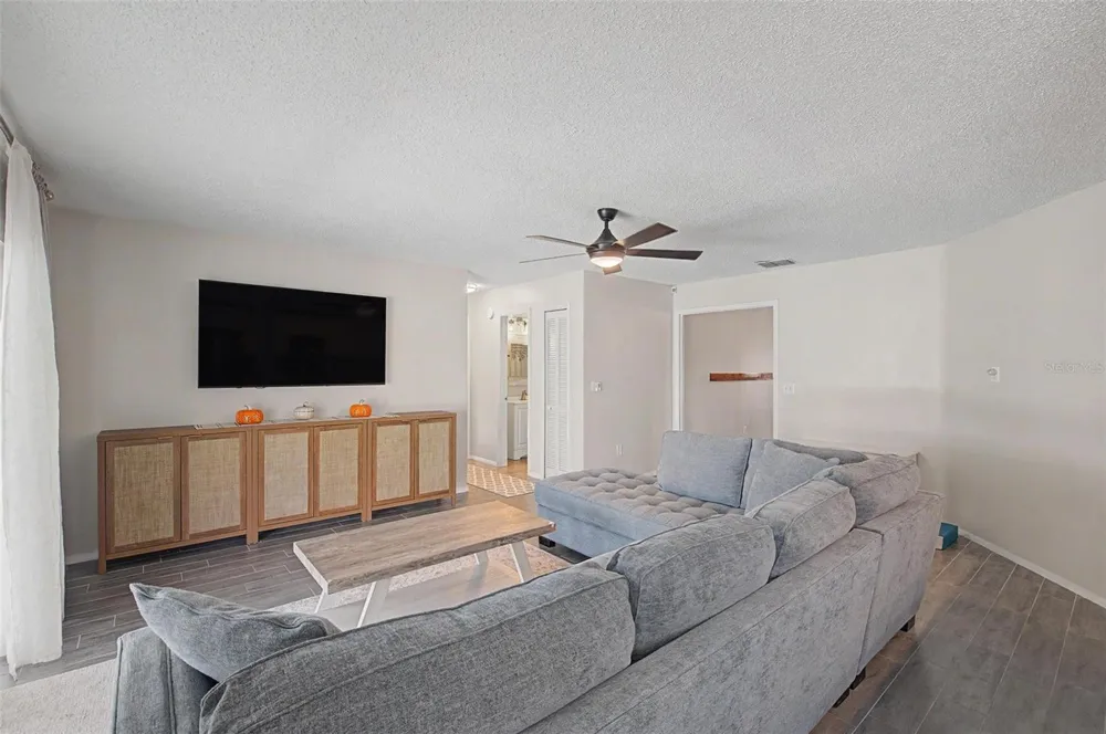 1917 REDBRIDGE DRIVE Brandon, FL 33511