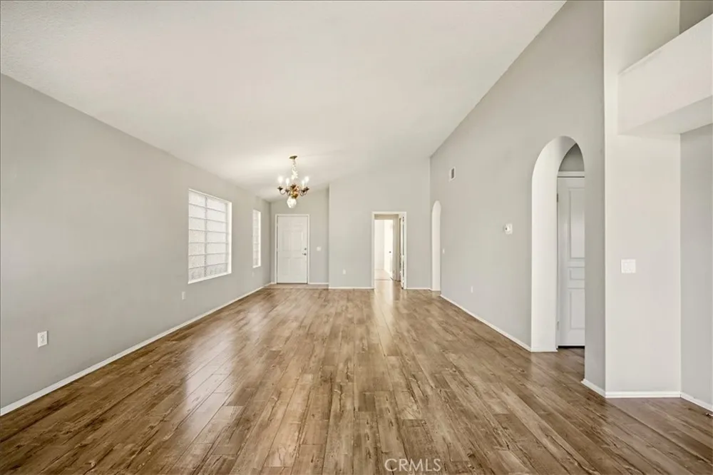 19146 Oak Apple Valley, CA 92308
