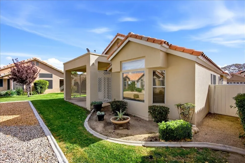 19146 Oak Apple Valley, CA 92308