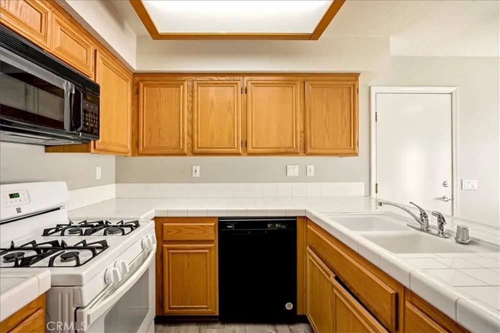 19146 Oak Apple Valley, CA 92308
