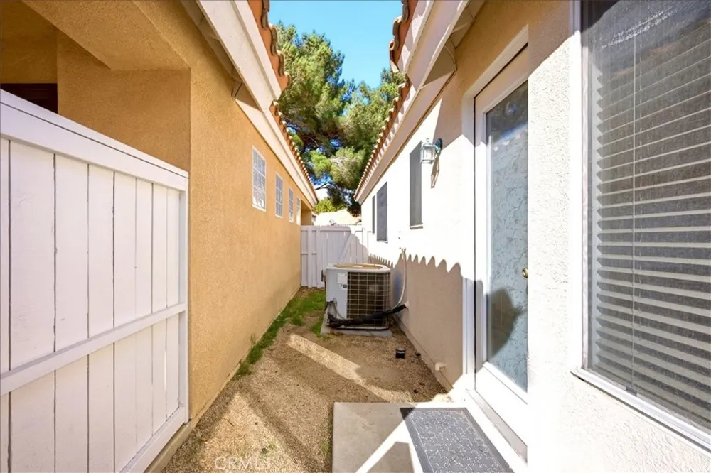 19146 Oak Apple Valley, CA 92308