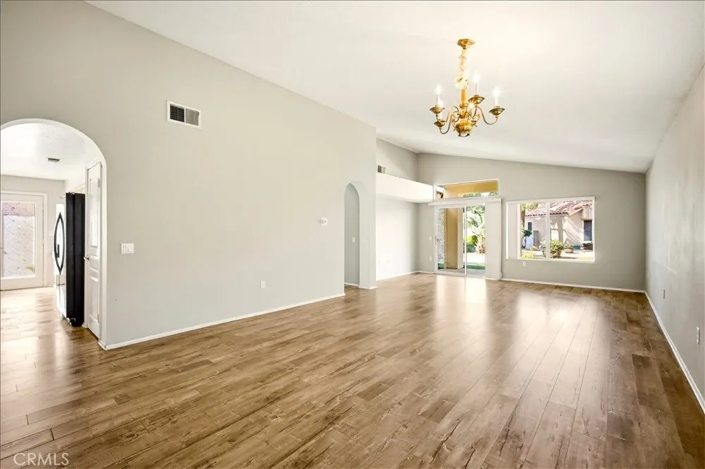 19146 Oak Apple Valley, CA 92308