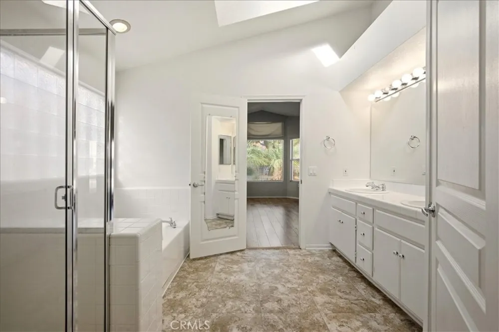 19146 Oak Apple Valley, CA 92308