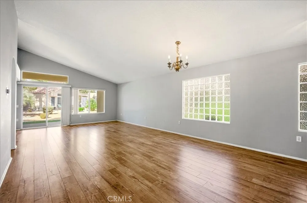 19146 Oak Apple Valley, CA 92308