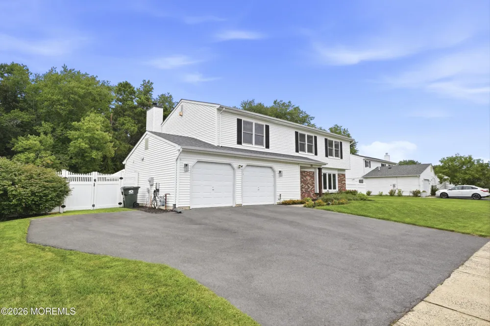 63 Hedgewood Road Howell, NJ 07731