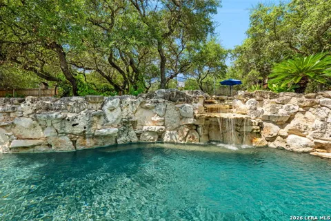 8255 Colonial Woods