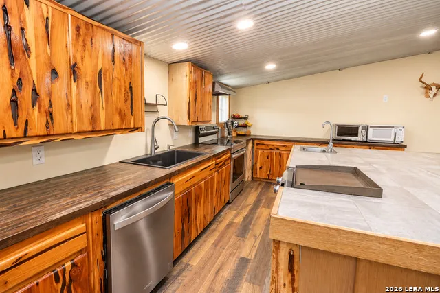 206 LEON KLINK ST Camp Wood, TX 78833