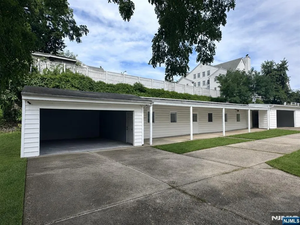 60 Mountain Rear Paterson, NJ 07501