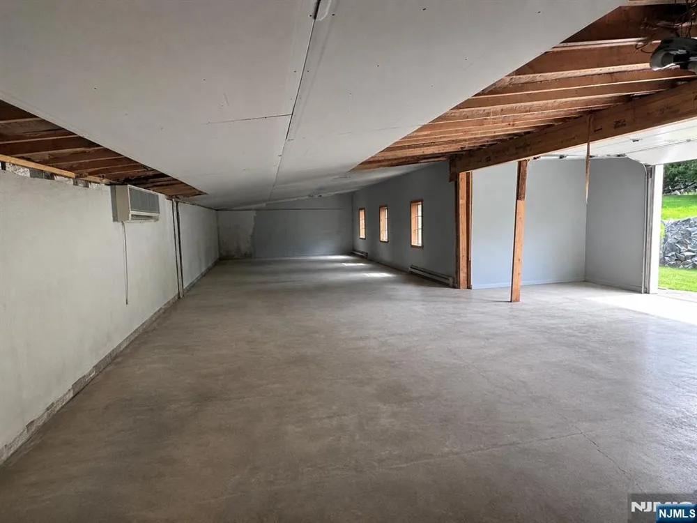 60 Mountain Rear Paterson, NJ 07501