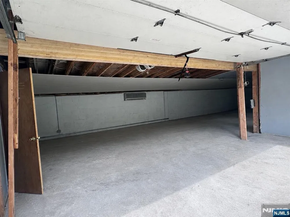60 Mountain Rear Paterson, NJ 07501