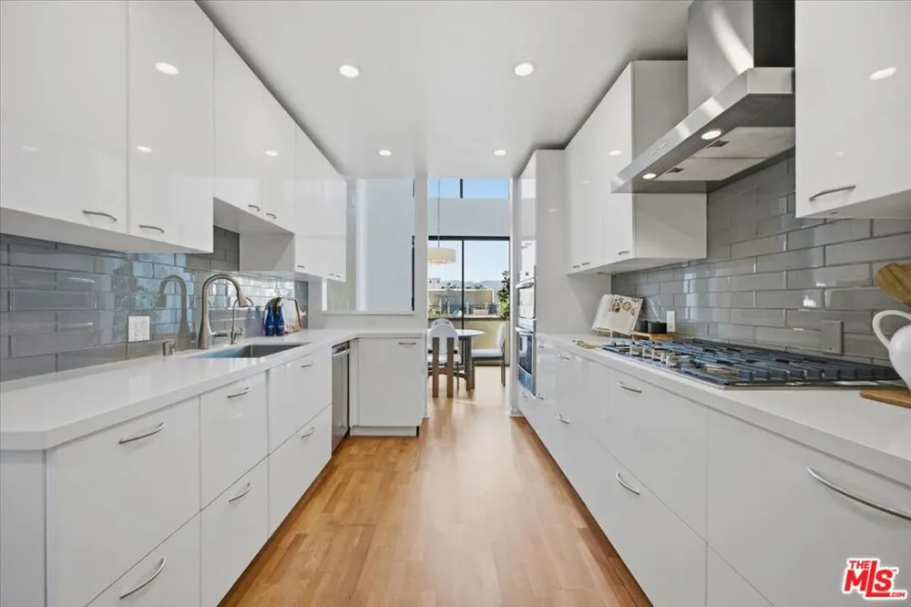 1271 Granville Avenue #402 Los Angeles, CA 90025