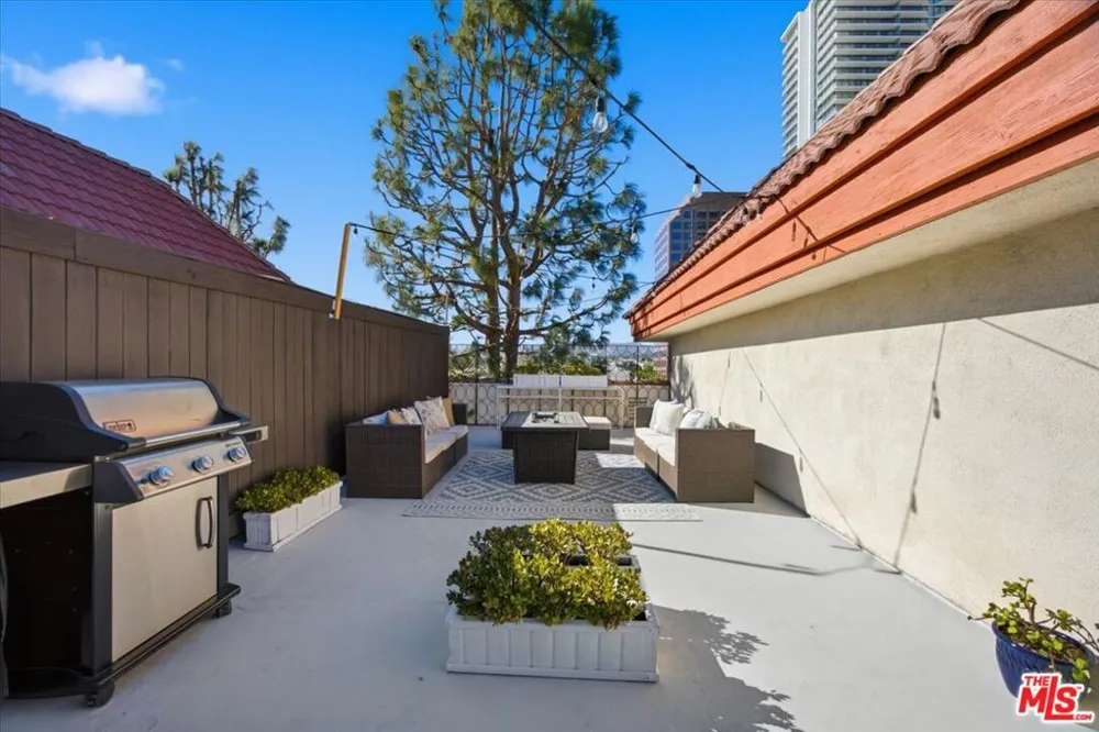 1271 Granville Avenue #402 Los Angeles, CA 90025