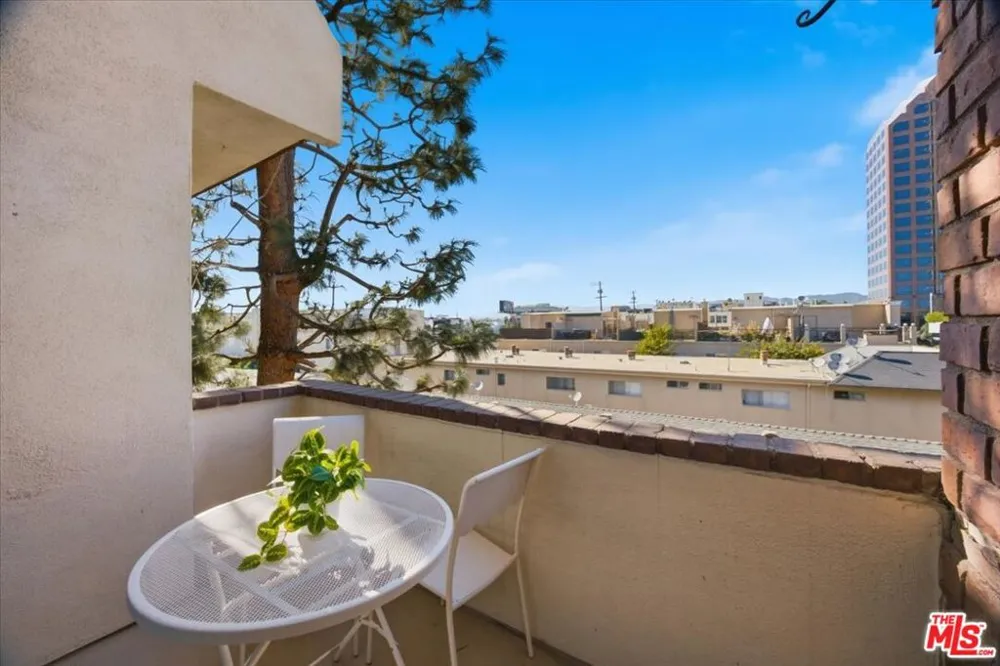 1271 Granville Avenue #402 Los Angeles, CA 90025
