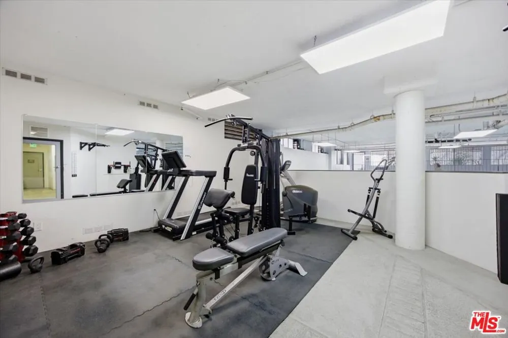 1271 Granville Avenue #402 Los Angeles, CA 90025