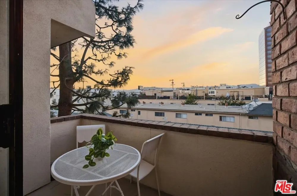 1271 Granville Avenue #402 Los Angeles, CA 90025