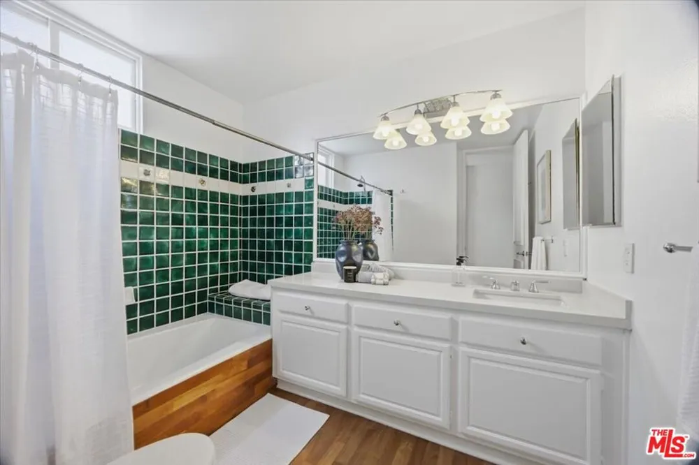1271 Granville Avenue #402 Los Angeles, CA 90025
