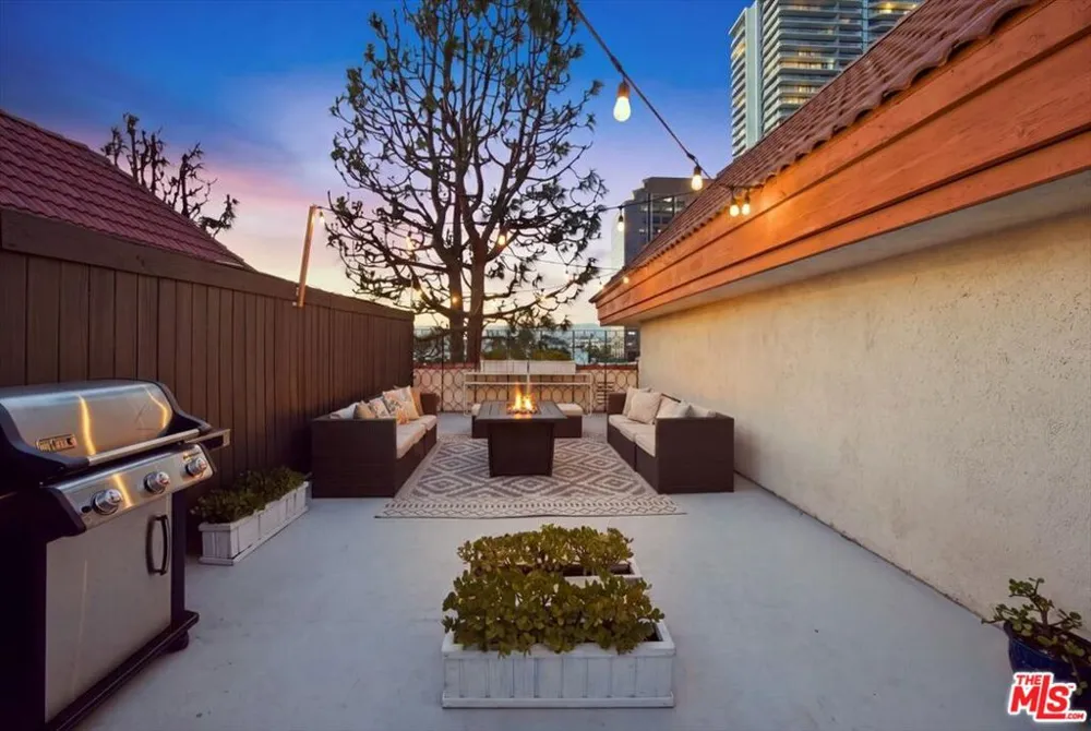 1271 Granville Avenue #402 Los Angeles, CA 90025