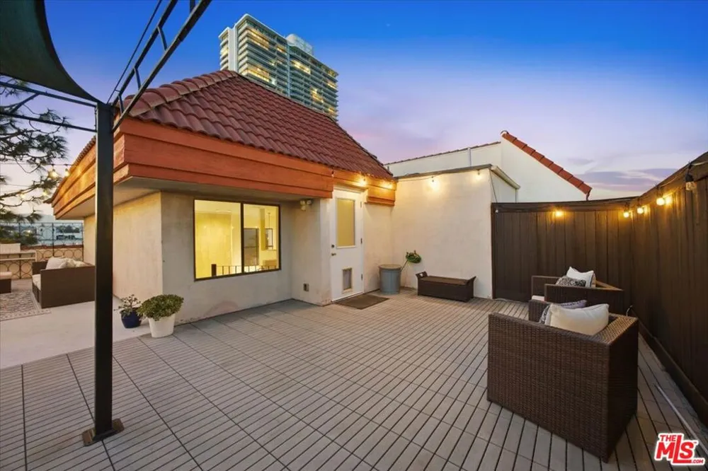 1271 Granville Avenue #402 Los Angeles, CA 90025