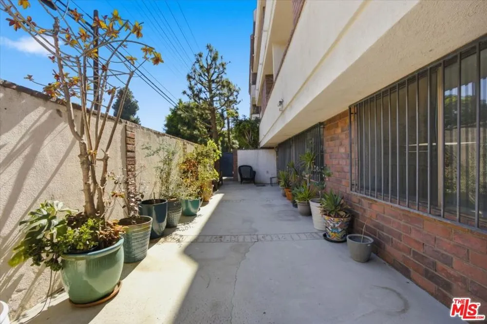 1271 Granville Avenue #402 Los Angeles, CA 90025