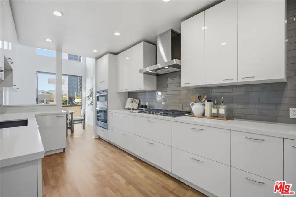 1271 Granville Avenue #402 Los Angeles, CA 90025
