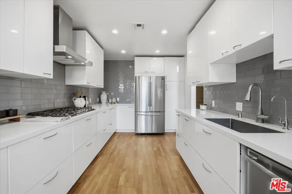 1271 Granville Avenue #402 Los Angeles, CA 90025