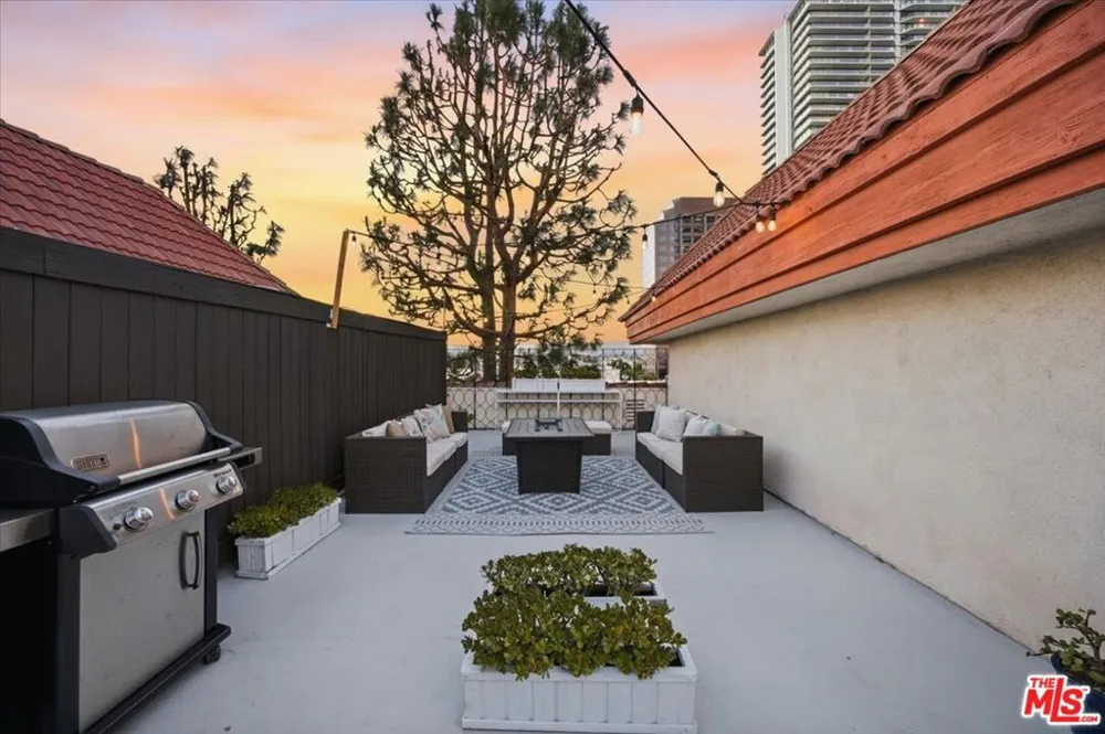 1271 Granville Avenue #402 Los Angeles, CA 90025