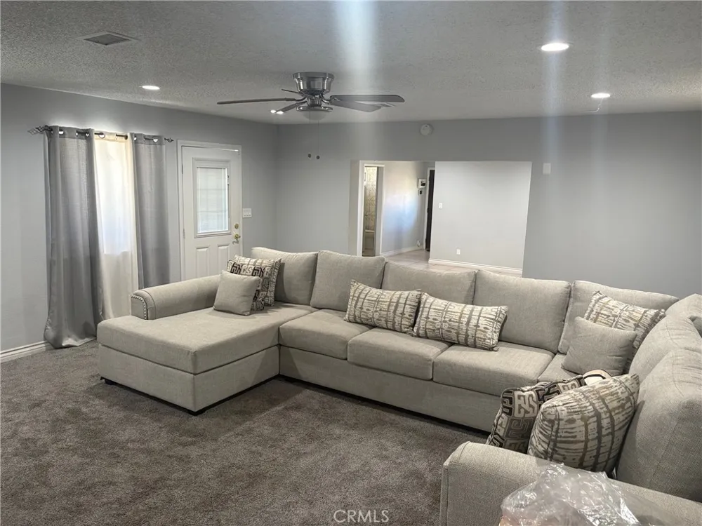 7936 Dumond Fontana, CA 92336