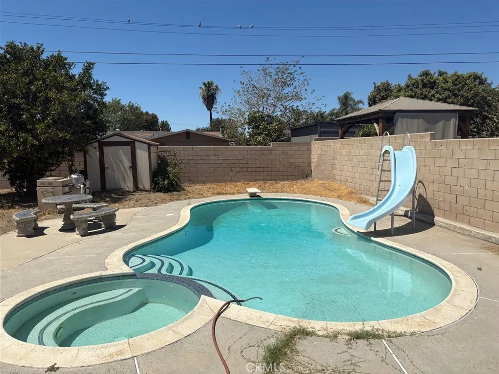 7936 Dumond Fontana, CA 92336