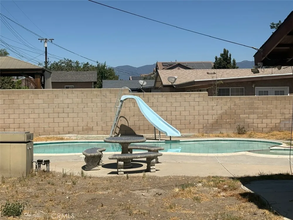 7936 Dumond Fontana, CA 92336