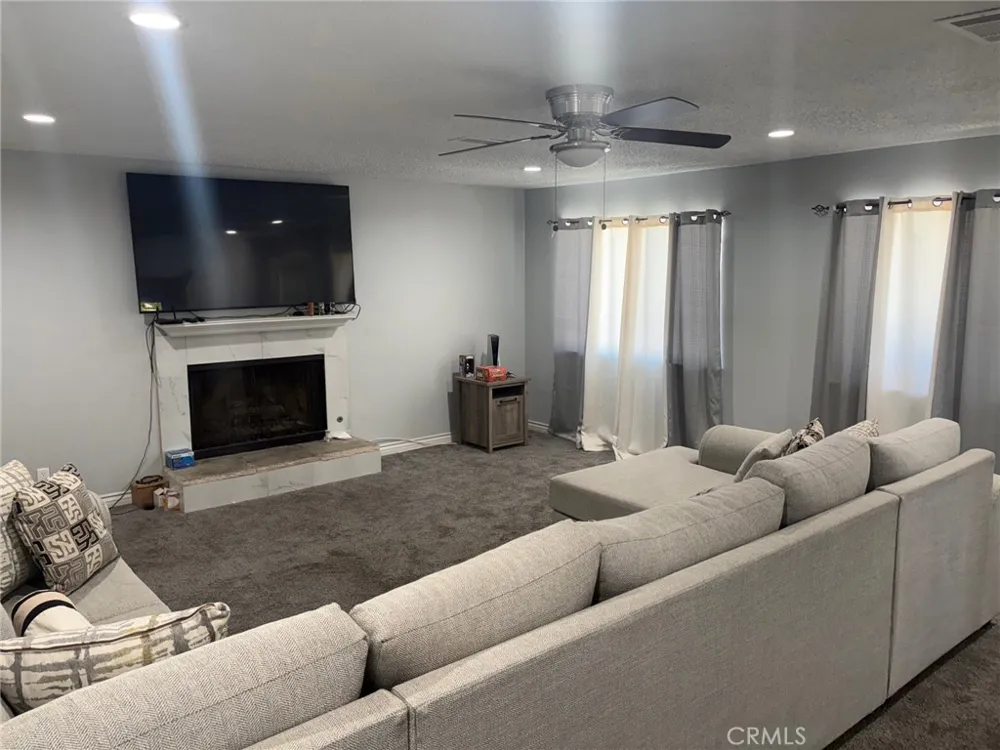 7936 Dumond Fontana, CA 92336