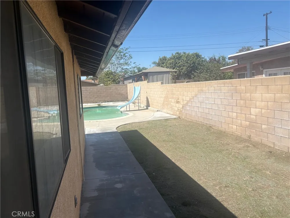 7936 Dumond Fontana, CA 92336
