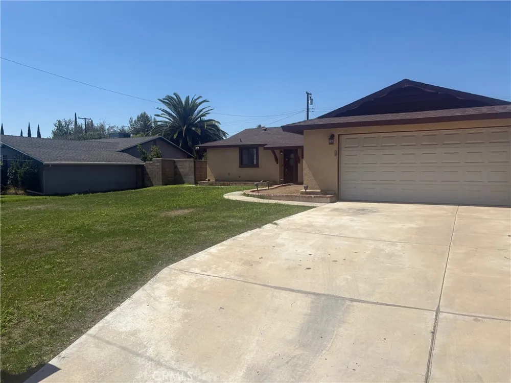 7936 Dumond Fontana, CA 92336