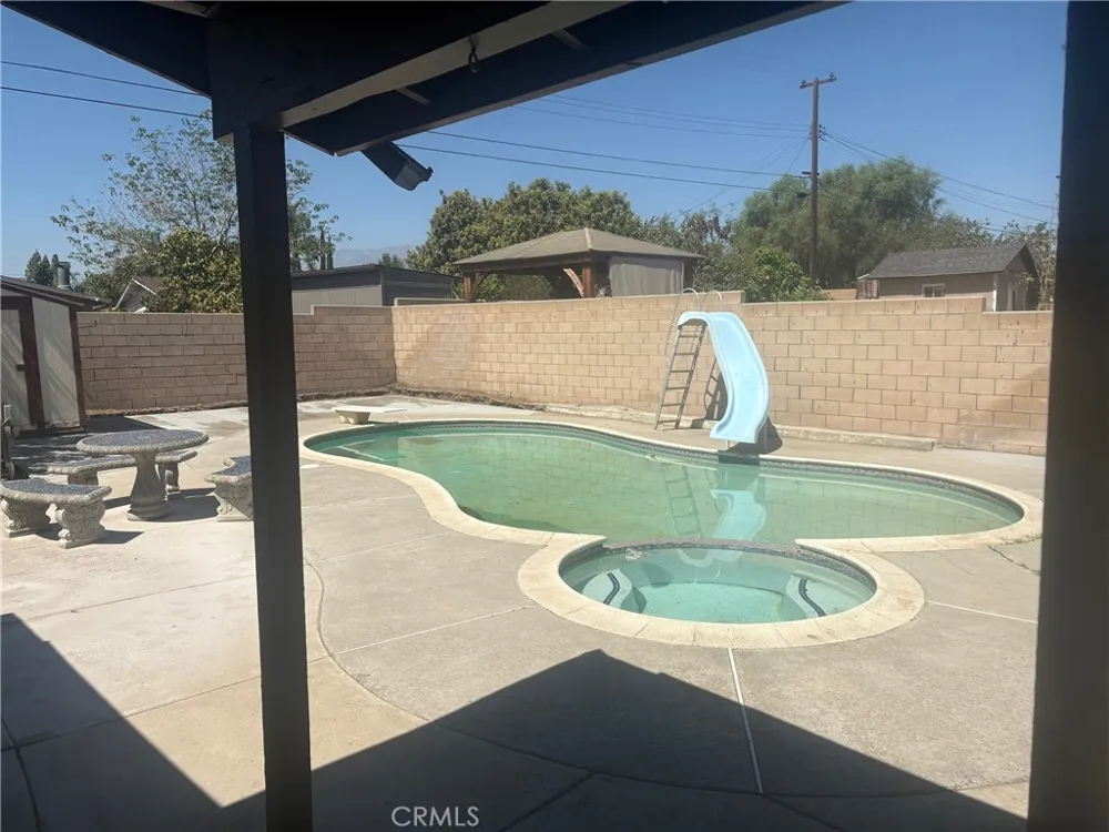 7936 Dumond Fontana, CA 92336