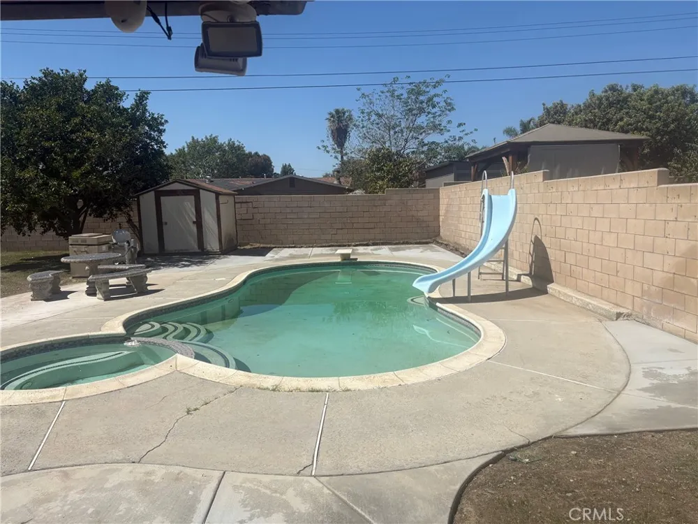 7936 Dumond Fontana, CA 92336