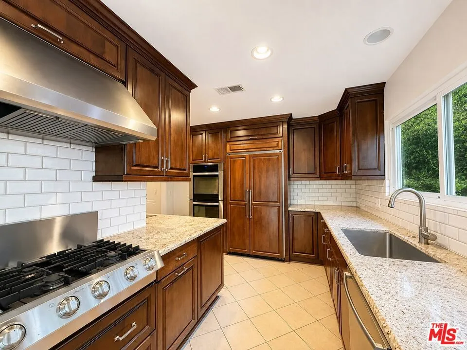 2200 S Canfield Avenue Los Angeles, CA 90034