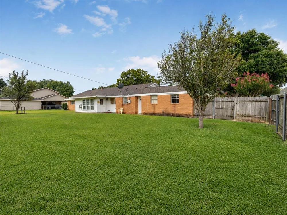 1805 Allen Street Rosenberg, TX 77471