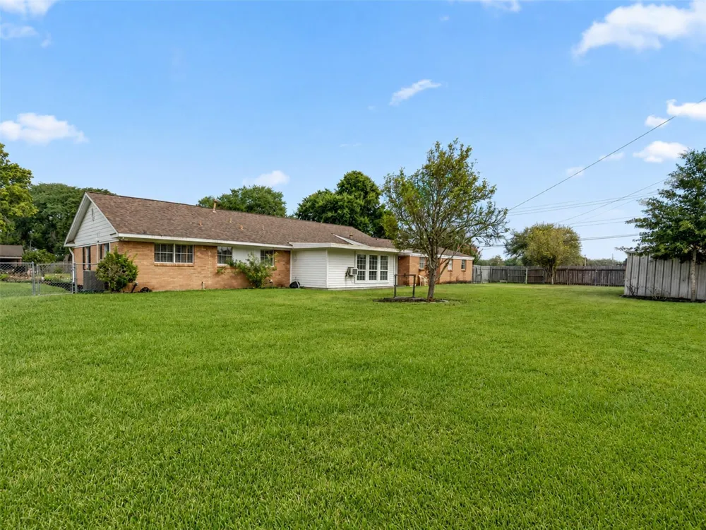 1805 Allen Street Rosenberg, TX 77471