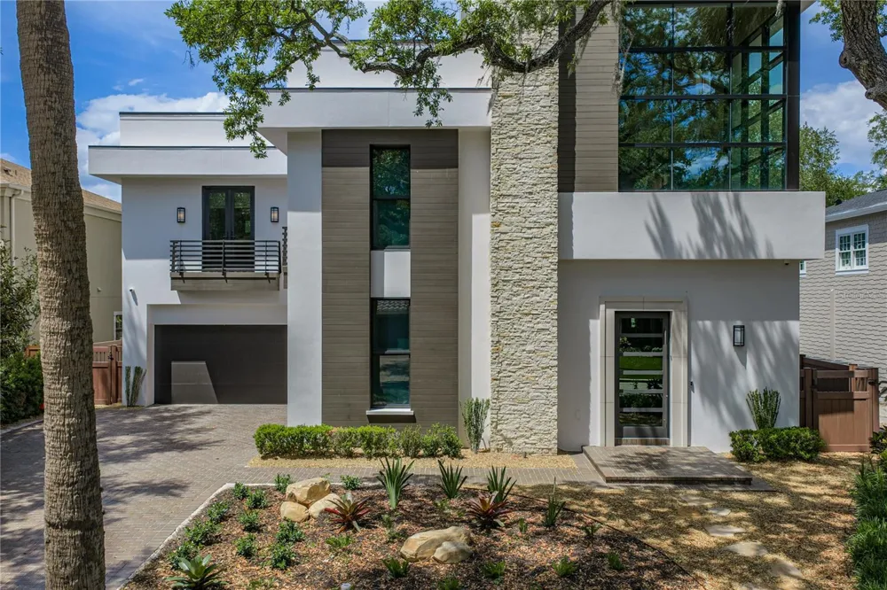 2903 W HAWTHORNE ROAD Tampa, FL 33611